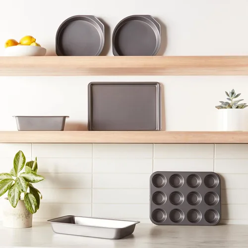 Vista 3 de Amazon Basics Juego de 6 piezas de utensilios para hornear antiadherentes de acero al carbono aptos para horno con moldes para pasteles, muffins