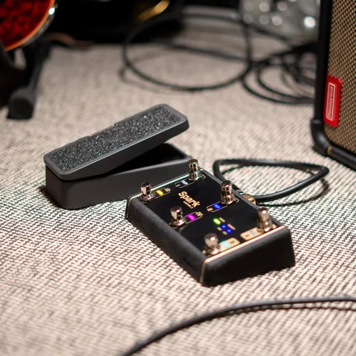 Vista 6 de Positive Grid Spark Control X - Pedal de pie inalámbrico y controlador para amplificadores de la serie Spark