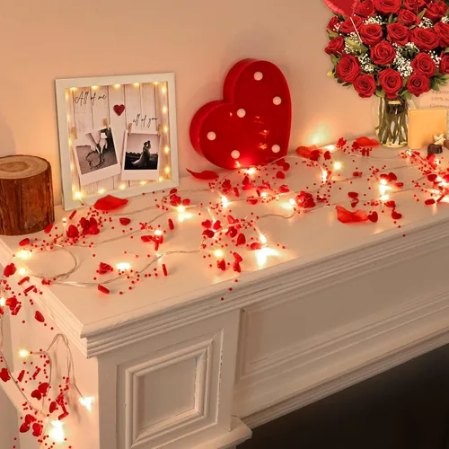 Vista 2 de Mosoan Decoración del día de San Valentín, guirnalda de 30 luces LED de 10 pies con luces de corazón rojo, funciona con pilas, luces de día de San