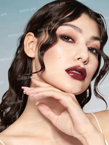 Vista 2 de SHEGLAM PoutPerfect - Lápiz labial sólido hidratante no pegajoso con aceite de coco, temporada de bayas