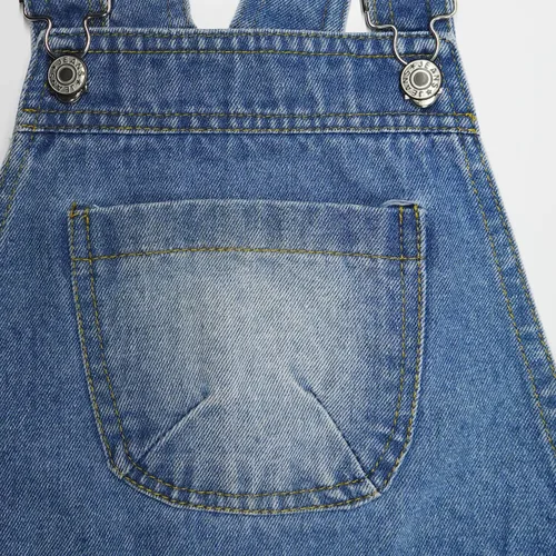 Vista 3 de KIDSCOOL SPACE Overol de mezclilla rasgado para niñas, 3 botones, banda elástica rasgada