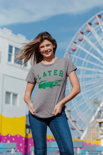 Vista 2 de Camiseta de cocodrilo para mujer, divertida camiseta con texto en inglés "Gator Joke Ssaying" Verde jaspeado - cocodrilo