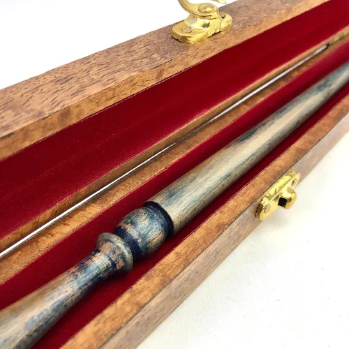 Vista 2 de Will O'Wisp's Wand Emporium - Varita de bruja y mago en caja de madera real, certificado de autenticidad