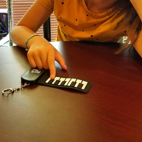 Vista 4 de Rock and Roll It - Micro Piano. Llavero de piano de trabajo real y jugable. Cuélgalo en una mochila y juega en cualquier lugar. Alfombrilla de piano