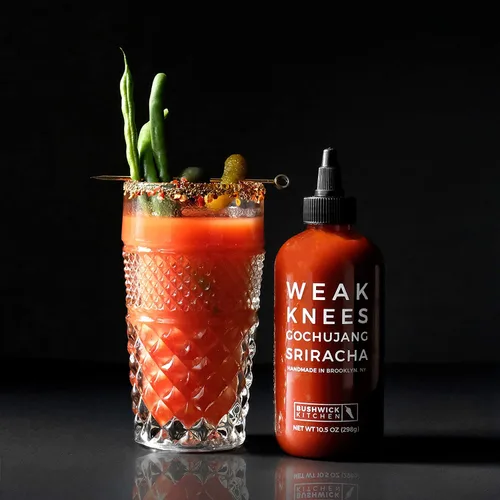 Vista 6 de Weak Knees Gochujang Sriracha + Weak Knees Curry Sriracha Set
