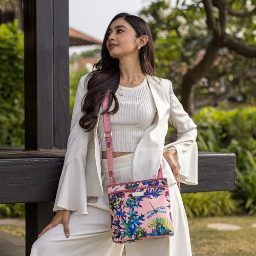 Vista 4 de Anuschka Bandolera cruzada con bolsillo deslizante, colección Wanderlust, tela de nailon con ribete de cuero genuino e impresión de obras de arte
