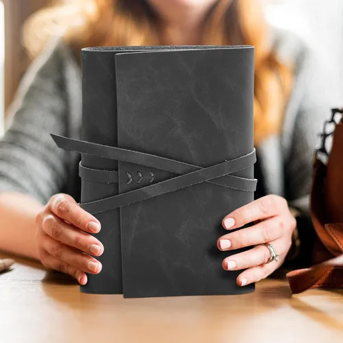 Vista 7 de MAYBELL Diario de cuero para escribir de 5 x 7 pulgadas, diario encuadernado en cuero genuino para hombres y mujeres, 200 páginas rayadas, cuaderno