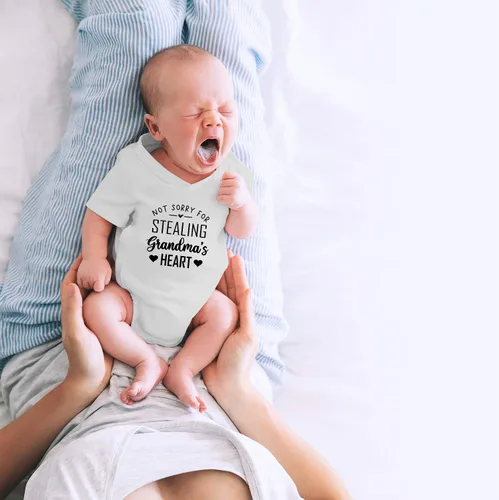 Vista 22 de CBTwear Not Sorry for Stealing Grandma's Heart – Ropa de bebé – Divertido body para recién nacido para niños y niñas