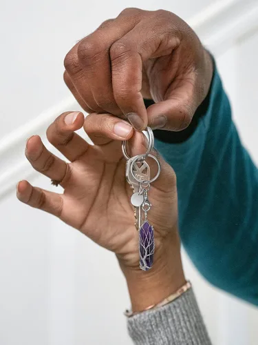 Vista 2 de GEHECRST Llavero de cristal envuelto en alambre con piedra curativa del árbol de la vida, llavero de piedras preciosas para regalo de mujer