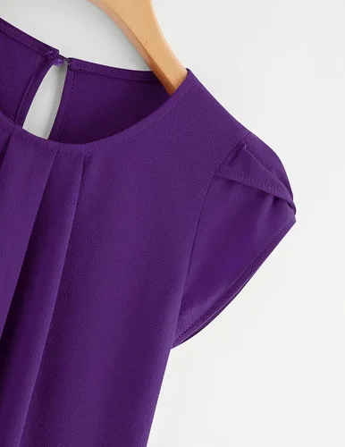 Vista 3 de Milumia Blusa de cuello redondo plisado para mujer, estilo casual y básico, con manga casquillo y abertura de cerradura en la espalda