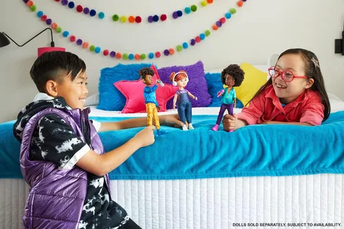 Vista 2 de Mattel Muñeca Karma's World Karma Grant con accesorio para micrófono