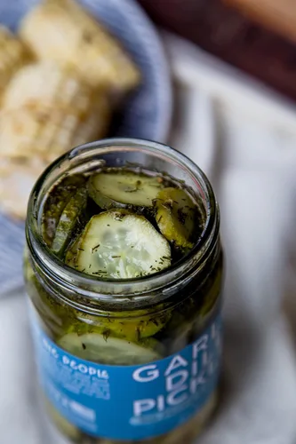 Vista 7 de The People's Provisions - Just The Pickles - Eneldo de ajo, ajo picante, pan y mantequilla y encurtidos dulces y picantes en un paquete de regalo