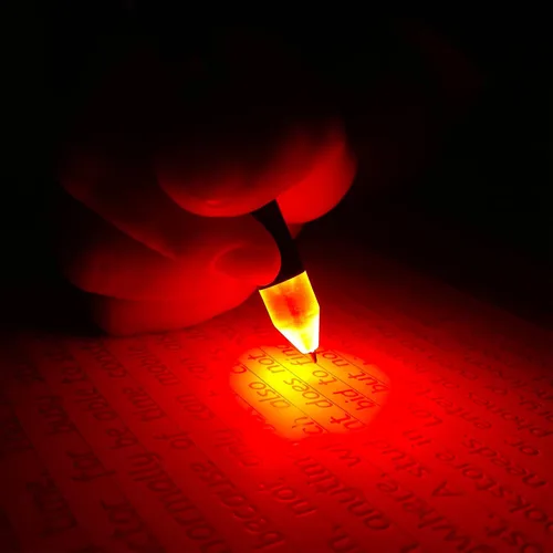 Vista 2 de Penyeah Bolígrafo de punta iluminada, bolígrafo de luz LED para escribir en la oscuridad, funciona con pilas AAA, 2 bolígrafos pesados ajustables