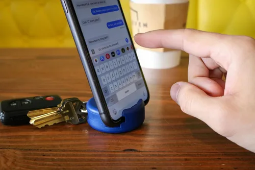 Vista 9 de GoDonut Mini llavero portátil para teléfono celular, accesorio de escritorio perfecto para viajes, oficina y mesita de noche, compatible con iPad