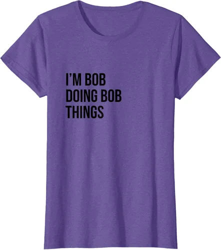Vista 19 de Camiseta con texto en inglés "I'm Bob Doing Bob Things" Asfalto