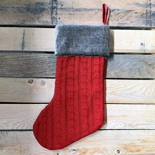 Vista 2 de Calcetín de Navidad de punto trenzado rojo, 20 pulgadas de alto, 8 pulgadas de ancho, puño de bota de piel sintética marrón, suave, bota de punto