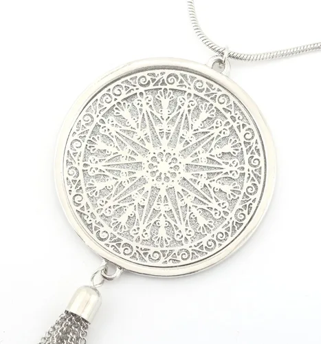 Vista 3 de MOLOCH Collares largos para mujer con dije circular y colgante tipo borla.