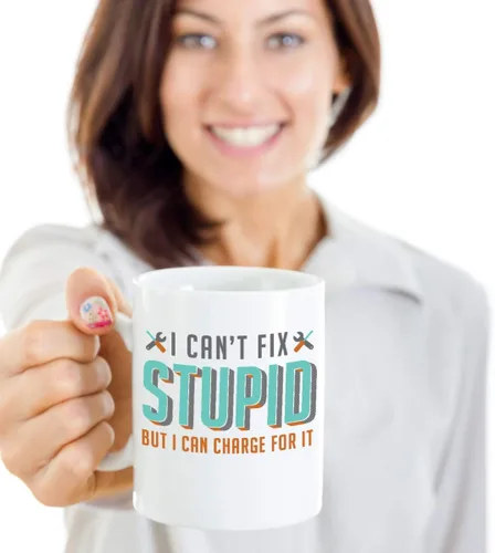 Vista 2 de Taza divertida de café y té con sarcasmo con texto en inglés "I Can't Fix Stupid But I Can Charge For It. Funny Sarcasm Coffee & Tea Mug For A