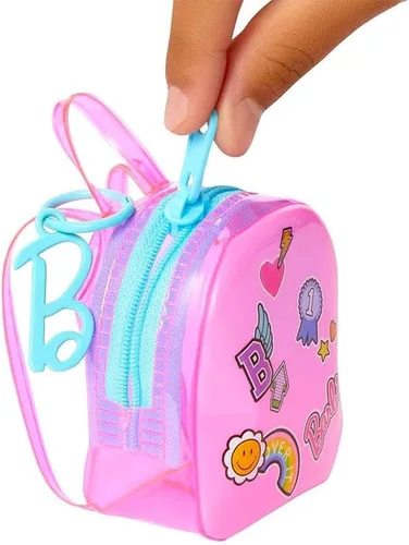 Vista 4 de Barbie Conjunto de ropa, temática escolar con vestido, 5 accesorios y mochila con cremallera tamaño muñeca con anillo de clip