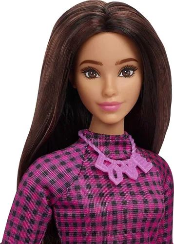 Vista 3 de Barbie Fashionistas Doll #188, Curvas con pelo negro, vestido a cuadros y accesorios que incluyen zapatillas rosas y collar