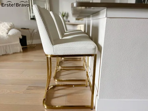 Vista 3 de Juego de 2 taburetes de bar de altura de mostrador de color blanco cremoso de 24 pulgadas, modernos taburetes de bar dorados con respaldo tapizado