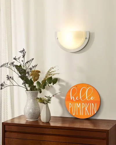 Vista 7 de Letrero de bienvenida de temporada para puerta delantera, con texto en inglés "Hello Pumpkin Orange Fall Action", coronas redondas de madera