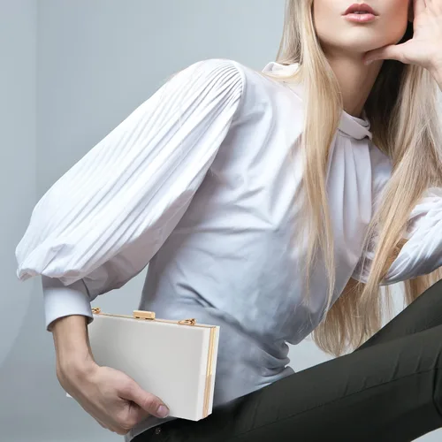 Vista 4 de WJCD - Bolso de mano de acrílico transparente para mujer, bolso de hombro con correa de cadena de dorada desmontable