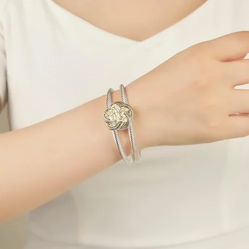 Vista 4 de UNY JEWEL Las joyas hacen una declaración con nuestro brazalete abierto abierto de doble alambre trenzado de dos tonos de alambre y flores es un