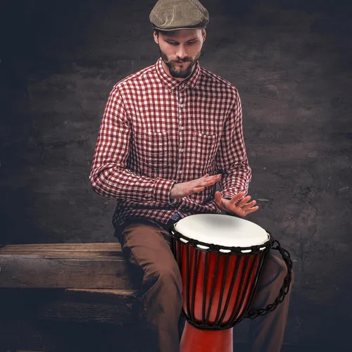 Vista 4 de ArtCreativity Set de tambor Djembe de madera de 16 pulgadas con baquetas, diseño de tambor africano de madera marrón rústico, instrumento musical