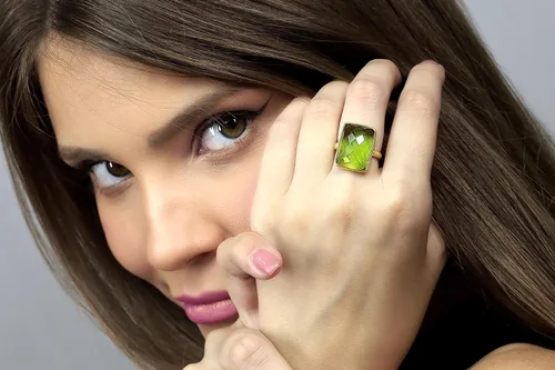 Vista 4 de Juego de bisel anillo rectangular de peridoto Joyería llena de oro Anillo de piedra natal de agosto para mujer