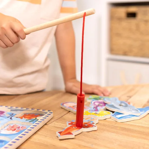 Vista 8 de Melissa & Doug - Juego de pesca magnético de madera y rompecabezas con imanes de animales marinos de madera
