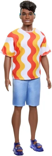Vista 5 de Muñeco Barbie Fashionistas Ken #220 con audífonos detrás de la oreja y cuerpo ancho usando una camisa de patrón naranja removible, pantalones cortos