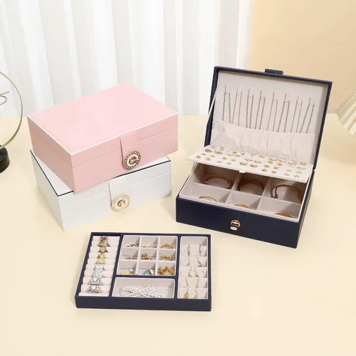 Vista 4 de Addong Organizador de aretes para mujeres y niñas, estuche de almacenamiento grande de piel sintética para aretes de tuerca, anillos, collar