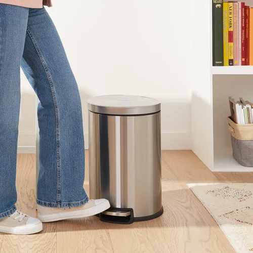 Vista 5 de Amazon Basics Bote de basura cilíndrico redondo con tapa de cierre suave, pedal de pie, cubo interior extraíble, resistente a las manchas, 20 l/5.3