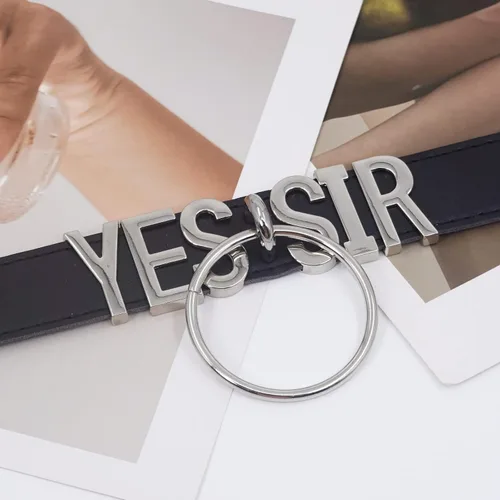 Vista 6 de ADEMISHIA Gargantilla negra con anillo tórico para mujer, collar de cuero vegano suave con letras grandes de aleación, gargantilla gótica punk