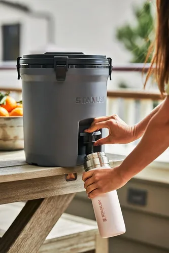 Vista 6 de Stanley Quick Flip GO - Botella de agua de 24 onzas Tapa con botón pulsador A prueba de fugas y empacable para viajes y deportes Acero
