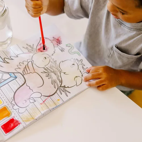 Vista 5 de Melissa & Doug Pintar con agua - Animales de granja, 20 páginas perforadas, paletas a prueba de derrames