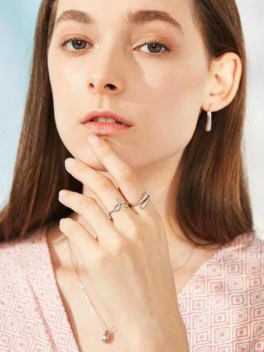 Vista 2 de SILVERCUTE Anillos con iniciales S925, tamaño ajustable 6-12, letra del alfabeto A-Z, joyería personalizada con iniciales trenzadas, anillos