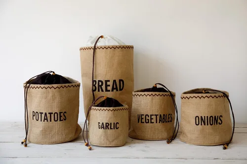 Vista 3 de Natural Elements KitchenCraft Bolsa de almacenamiento de ajo ecológico con cordón, yute / 100% algodón