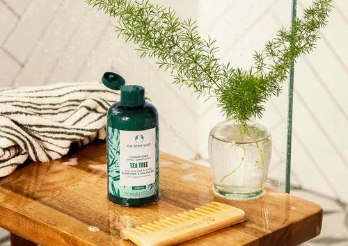 Vista 2 de The Body Shop Acondicionador purificador y equilibrante de árbol de té, para cabello graso y cuero cabelludo, vegano, 8.4 onzas líquidas