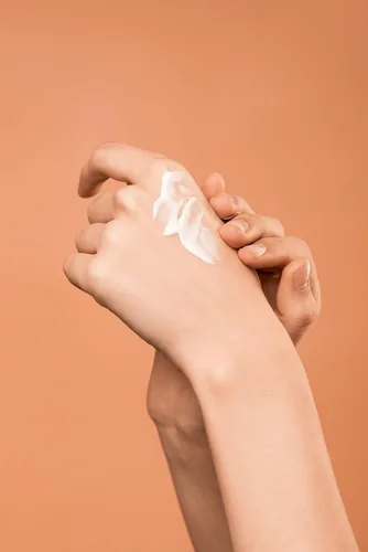 Vista 5 de BARIELLE Crema de manos restauradora con aceite de coco 1.45 onzas