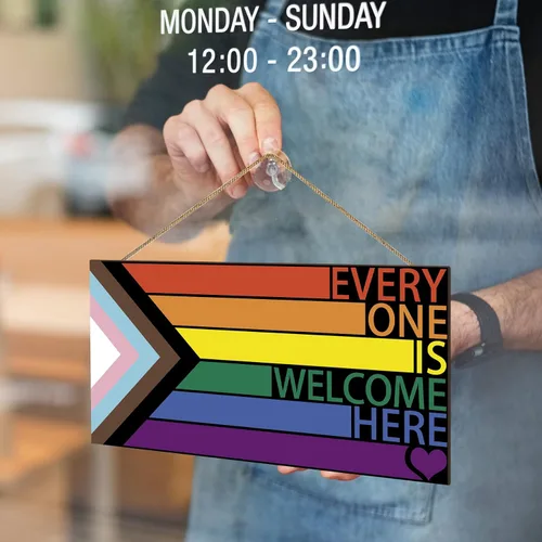 Vista 7 de Letrero LGBT de arco iris para puerta delantera, decoración de pared de madera con texto en inglés "Every One Is Welcome Here