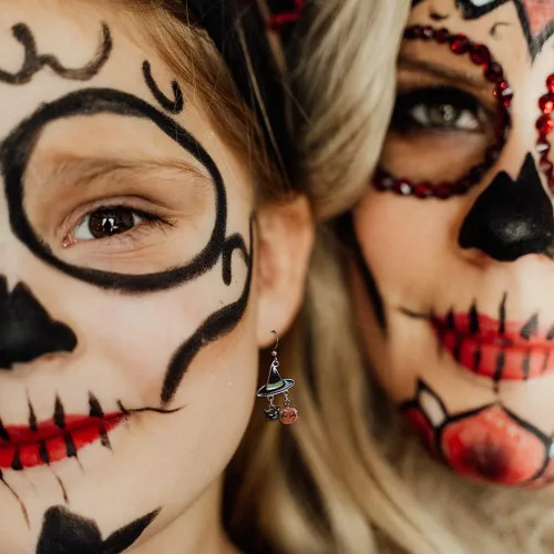 Vista 3 de Madison Tyler Aretes de Halloween para mujer, esqueleto, calavera, fantasma, calabaza, telaraña, sombrero de mago, truco o trato, aretes colgantes
