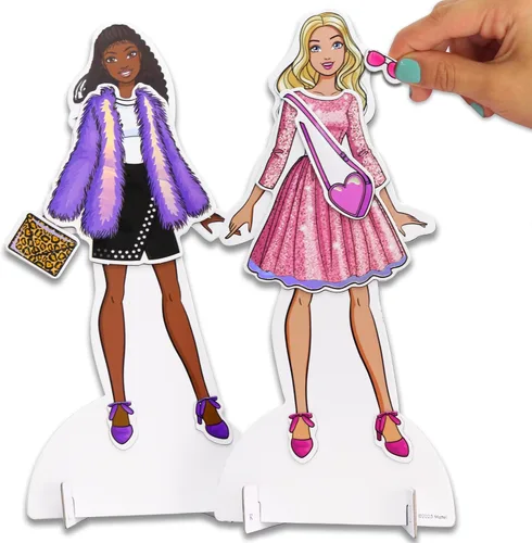 Vista 4 de Tara Toys Barbie Magnetic Dress Up Closet Activity - Juego de diseño