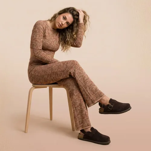 Vista 5 de CUSHIONAIRE Brooklyn - Zuecos de gamuza auténtica con hebilla para mujer Gamuza auténtica de chocolate