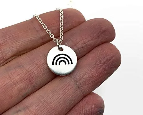 Vista 4 de Doodle Beads Collar con dije de arcoíris y tarjeta de cita de amistad, sigue mirando, puede haber un arco iris esperándote delicado collar de disco