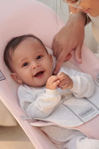 Vista 4 de BabyBjörn Bouncer Balance Soft, tejido/jersey, rosa claro/gris Asiento gorila ajustable 2 en 1 y silla para niños pequeños, recién nacido a niño