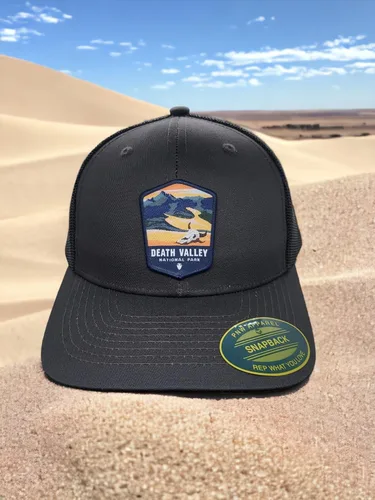 Vista 3 de Death Valley Trucker - Gorra de béisbol con parche tejido de parque nacional (grisnegro), GrisNegro