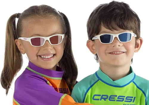 Vista 4 de Cressi Gafas de sol deportivas frescas para niños lentes polarizadas antirayos UV para niños de 2 a 15 años Maka Yogi