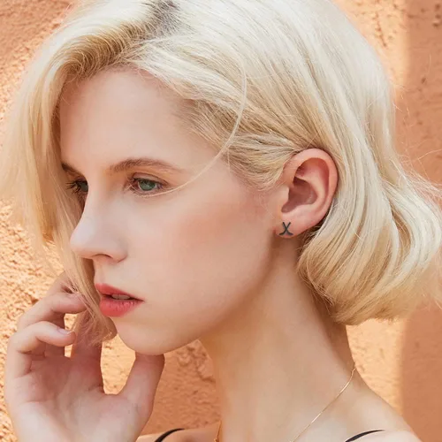 Vista 2 de Aretes minimalistas de hockey sobre hielo para mujeres, niñas, hombres, cartílago, de acero inoxidable, aretes pequeños, aretes de joyería deportiva